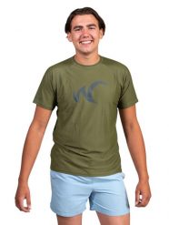 Męska koszulka Watrflag Cadiz Regular Fit Zielona. Zielone koszulki sportowe męskie WATRFLAG, l, bez wzorów, z elastanu, bez kołnierzyka, bez ramiączek, na fitness i siłownię. Za 129.00 zł.