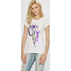 Guess Jeans - Top. Szare topy damskie Guess Jeans, z aplikacjami, z bawełny, z okrągłym kołnierzem, z krótkim rękawem. Za 139.90 zł.