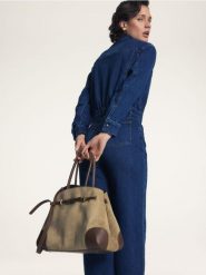 Torebka z imitacji zamszu - beżowy. Brązowe torebki do ręki damskie Reserved, bez wzorów, ze skóry, klasyczne, bez dodatków. Za 159.99 zł.