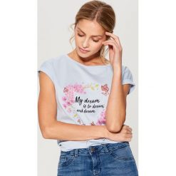 Bawełniana koszulka w kwiaty - Niebieski. Bluzki damskie Mohito. Za 49.99 zł.