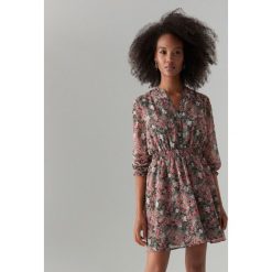 Wzorzysta sukienka z falbaną - Zielony. Zielone sukienki damskie Mohito, bez wzorów, bez kołnierzyka, bez ramiączek. Za 159.99 zł.