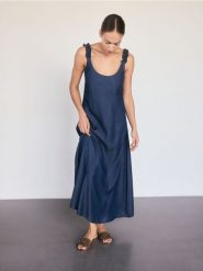 Sukienka maxi z lyocellu - granatowy. Niebieskie sukienki damskie Reserved, l, bez wzorów, z lyocellu, bez kołnierzyka, bez ramiączek, maxi, rozkloszowane. W wyprzedaży za 99.99 zł.