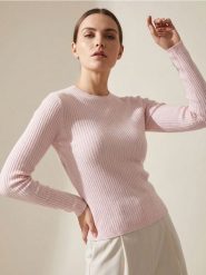 Klasyczny prążkowany sweter - różowy. Czerwone swetry damskie Sinsay, l, bez wzorów, prążkowane, klasyczne, bez kołnierzyka, bez ramiączek, bez kaptura. Za 29.99 zł.