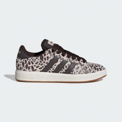 BUTY GRAND COURT BASE 00s. Białe obuwie sportowe damskie Adidas, bez wzorów, z zamszu, na jogę i pilates. Za 279.00 zł.