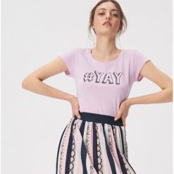 T-shirt z komiksowym nadrukiem - Fioletowy. T-shirty damskie marki Sinsay. Za 9.99 zł.