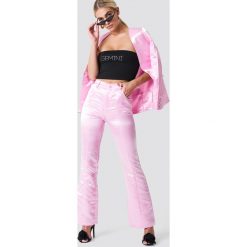 Galore x NA-KD Lśniące spodnie bootcut - Pink. Spodnie materiałowe damskie marki Galore x NA-KD. W wyprzedaży za 80.97 zł.