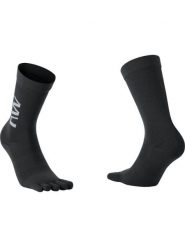 Skarpety rowerowe NORTHWAVE Extreme Five Sock czarne. Czarne skarpety męskie Northwave, bez wzorów, z dzianiny. Za 79.00 zł.