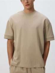 T-shirt boxy z nadrukiem - beżowy. Brązowe t-shirty męskie Reserved, l, bez wzorów, z bawełny, bez kołnierzyka. W wyprzedaży za 69.99 zł.