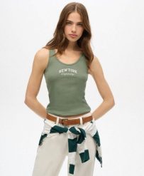 Koszulka graficzna Athletic Ess. Zielone koszulki sportowe damskie Superdry., xs, bez wzorów, z bawełny, bez kołnierzyka, bez ramiączek, na fitness i siłownię. Za 105.70 zł.