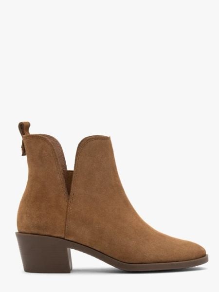 Welurowe botki z wyciętą cholewką. Brązowe botki damskie Ryłko, ze skóry, bez obcasa, na obcasie, bez zapięcia. Za 399.99 zł.