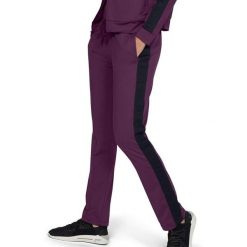 Spodnie treningowe damskie Under Armour Mujer sportowe fioletowe. Fioletowe obuwie sportowe damskie Under Armour, bez wzorów, z elastanu, na fitness i siłownię. Za 260.70 zł.