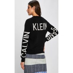 Calvin Klein Jeans - Sweter. Czarne swetry damskie Calvin Klein Jeans, m, bez wzorów, z bawełny, bez kołnierzyka, bez ramiączek, bez kaptura. W wyprzedaży za 429.90 zł.