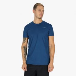 Koszulka treningowa męska Swedemount Fjällbacka Tee 2.0 szybkoschnąca. Niebieskie koszulki sportowe męskie SWEDEMOUNT, m, bez wzorów, z materiału, bez kołnierzyka, bez ramiączek, do biegania. Za 79.99 zł.