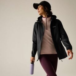 Kurtka trekkingowa damska Pack It Jacket III kieszonkowa przeciwdeszczowa. Czarne kurtki sportowe damskie Regatta, l, bez wzorów, z materiału, z kapturem, rowerowe. Za 119.99 zł.
