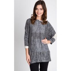 Szara tunika ze wstawkami QUIOSQUE. Szare tuniki damskie QUIOSQUE, w geometryczne wzory, z dzianiny, eleganckie, z okrągłym kołnierzem. W wyprzedaży za 89.99 zł.
