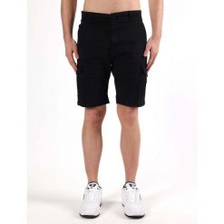 Odzież sportowa z kieszenie na co dzień na siłownię. Czarna krótkie spodenki sportowe męskie LEONE 1947 APPAREL, bez wzorów, z bawełny, na fitness i siłownię. Za 126.26 zł.