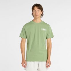 Koszulka męska New Balance MT6179UMAAR – zielona. Zielone koszulki sportowe męskie New Balance, m, z aplikacjami, z dresówki, bez kołnierzyka, bez ramiączek. Za 109.99 zł.