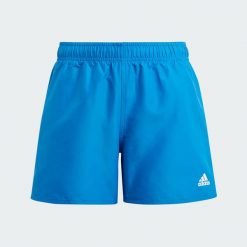 Classic Badge of Sport Swim Shorts. Białe szorty dla chłopców Adidas, bez wzorów, z tkaniny, sportowe. Za 119.00 zł.