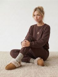 Klapki mule z imitacji zamszu i futerkiem - żółty. Żółte klapki damskie Sinsay, bez wzorów, bez obcasa. Za 39.99 zł.