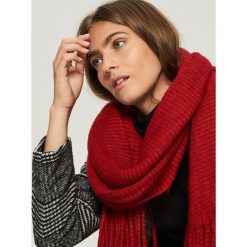 Prążkowany szalik z frędzlami - Czerwony. Szaliki i chusty damskie marki Sinsay. Za 49.99 zł.