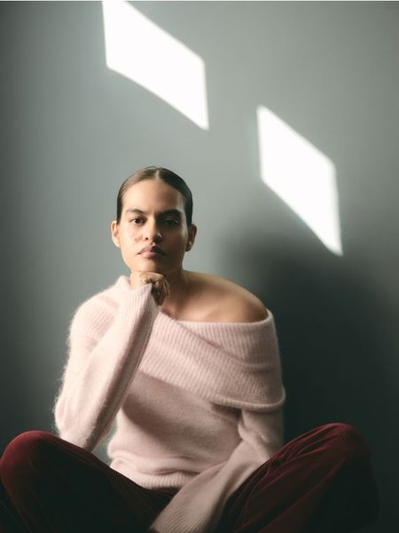 Sweter z wełną alpaki - pastelowy róż. Czerwone swetry damskie Reserved, l, bez wzorów, z dzianiny, bez kołnierzyka, bez ramiączek, bez kaptura. Za 219.99 zł.