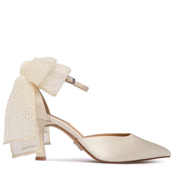 Szpilki Steve Madden. Białe szpilki damskie Steve Madden, bez wzorów, bez obcasa, bez zapięcia. Za 729.99 zł.