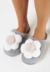 Szare Kapcie z Aplikacją w Kształcie Kwiatka ze Sztucznego Futra Sunildas. Szare kapcie damskie Born2be, z aplikacjami, z gumy. Za 39.99 zł.