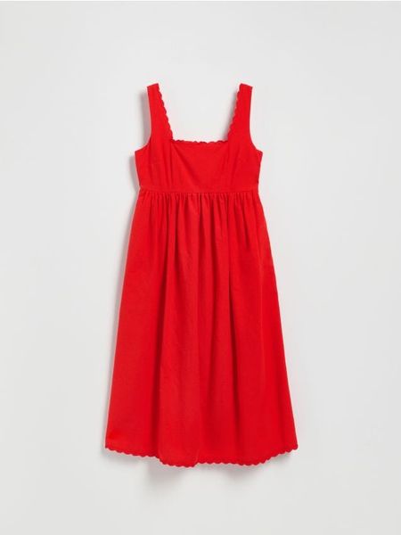Sukienka z dodatkiem lnu - czerwony. Czerwone sukienki damskie Reserved, l, bez wzorów, z bawełny, bez kołnierzyka, bez ramiączek, rozkloszowane. W wyprzedaży za 99.99 zł.