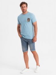 T-shirt męski bawełniany z nadrukiem na klatce piersiowej - jasnoniebieski V2 OM-TSPT-0167 - XXL. Niebieskie t-shirty męskie Ombre Clothing, l, bez wzorów, z bawełny, bez kołnierzyka. W wyprzedaży za 19.99 zł.