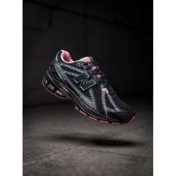 Sneakersy New Balance. Niebieskie trampki i tenisówki chłopięce New Balance, bez wzorów, bez zapięcia. Za 719.99 zł.