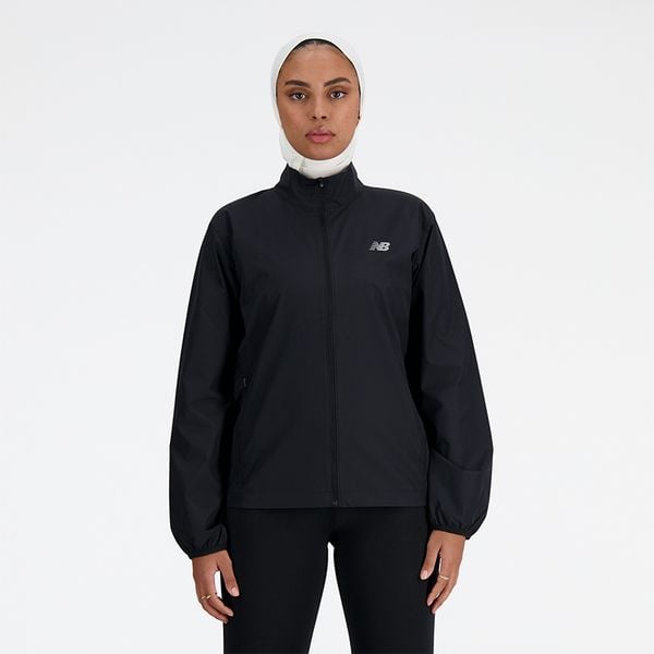 Kurtka damska New Balance WJ41243BK – czarna. Czarne kurtki damskie New Balance, s, bez wzorów, z materiału, bez kaptura. Za 269.99 zł.