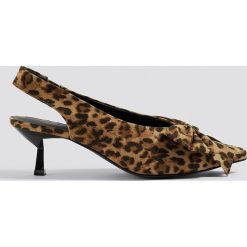 NA-KD Shoes Czółenka z nadrukiem na niskim obcasie - Brown. Brązowe czółenka damskie NA-KD Shoes, z nadrukiem. Za 121.95 zł.