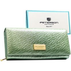 Duży, skórzany portfel damski w jasnozielonym kolorze zamykany na zatrzask - Peterson. Zielone portfele damskie Peterson, bez wzorów, ze skóry ekologicznej. Za 77.99 zł.
