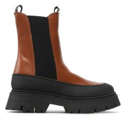 Sztyblety Tamaris. Brązowe botki damskie Tamaris, bez obcasa, na płaskiej podeszwie, bez zapięcia. Za 329.99 zł.
