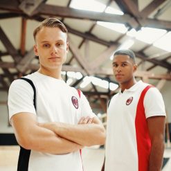 Koszulka Minimalistyczna AC Milan. Białe koszulki sportowe męskie AC MILAN, s, bez wzorów, bez kołnierzyka, bez ramiączek, do piłki nożnej. Za 124.74 zł.