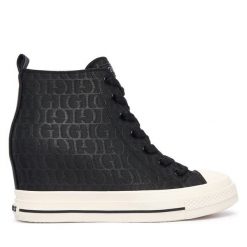 Trampki Guess. Czarne trampki i tenisówki damskie Guess, z aplikacjami, bez zapięcia. Za 494.99 zł.