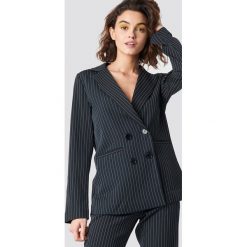 Emilie Briting x NA-KD Marynarka w prążki - Black. Czarne żakiety damskie Emilie Briting x NA-KD, w prążki, z tkaniny, klasyczne. Za 283.95 zł.