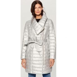 Płaszcz z wiązaniem w talii - Srebrny. Płaszcze damskie marki Mohito. Za 169.99 zł.