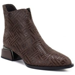 Skórzane botki damskie na obcasie brązowe D&A S.Barski JC62-1042. Brązowe botki damskie S.BARSKI, ze skóry, eleganckie, bez obcasa, na obcasie, bez zapięcia. Za 259.99 zł.