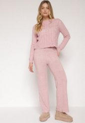 Jasnoróżowy Komplet z Wełną i Bawełną Sweter ze Splotem i Szerokie Spodnie Reinettia. Czerwone swetry damskie Born2be, bez wzorów, z bawełny, eleganckie, bez kołnierzyka, bez ramiączek, bez kaptura. Za 119.99 zł.