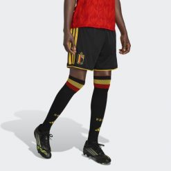 Szorty Belgium 26 Home Replica Shorts. Czarne krótkie spodenki sportowe męskie Adidas, bez wzorów, do piłki nożnej. Za 199.00 zł.