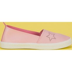 Kylie różowe Wsuwane Trampki. Czerwone trampki i tenisówki dziewczęce KYLIE, na lato, z aplikacjami, z gumy, bez zapięcia. Za 64.90 zł.