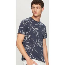 T-shirt z nadrukiem - Granatowy. Niebieskie t-shirty męskie Reserved, z nadrukiem. Za 39.99 zł.