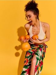 Wiskozowa kopertowa spódnica midi z roślinnym wzorem - wielobarwny. Spódnice damskie Sinsay, l, bez wzorów, z wiskozy, midi, kopertowe. Za 29.99 zł.