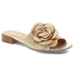 Klapki damskie Chebello, eleganckie ze skóry naturalnej na płaskim obcasie z ozdobnym kwiatem, złote, 4673-517. Żółte sandały damskie CheBello, z aplikacjami, ze skóry, bez obcasa, na obcasie, bez zapięcia. Za 309.00 zł.