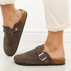 C. Brązowe skórzane klapki damskie Vinceza 101332. Brązowe klapki damskie VINCEZA, bez wzorów, z bawełny, eleganckie, bez obcasa, na płaskiej podeszwie. Za 159.00 zł.