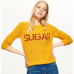 Sweter z napisem - Żółty. Żółte swetry damskie Cropp. Za 59.99 zł.