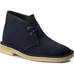Botki CLARKS - Desert Boot. 261186184 Dark Navy Suede. Botki damskie marki Clarks. W wyprzedaży za 299.00 zł.