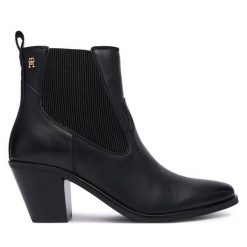 Botki Tommy Hilfiger. Czarne botki damskie Tommy Hilfiger, bez obcasa, na słupku, bez zapięcia. Za 749.99 zł.