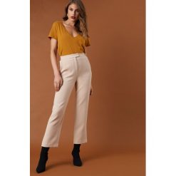 NA-KD Classic Luźne spodnie garniturowe - Beige. Brązowe spodnie materiałowe damskie NA-KD Trend, z materiału. Za 202.95 zł.